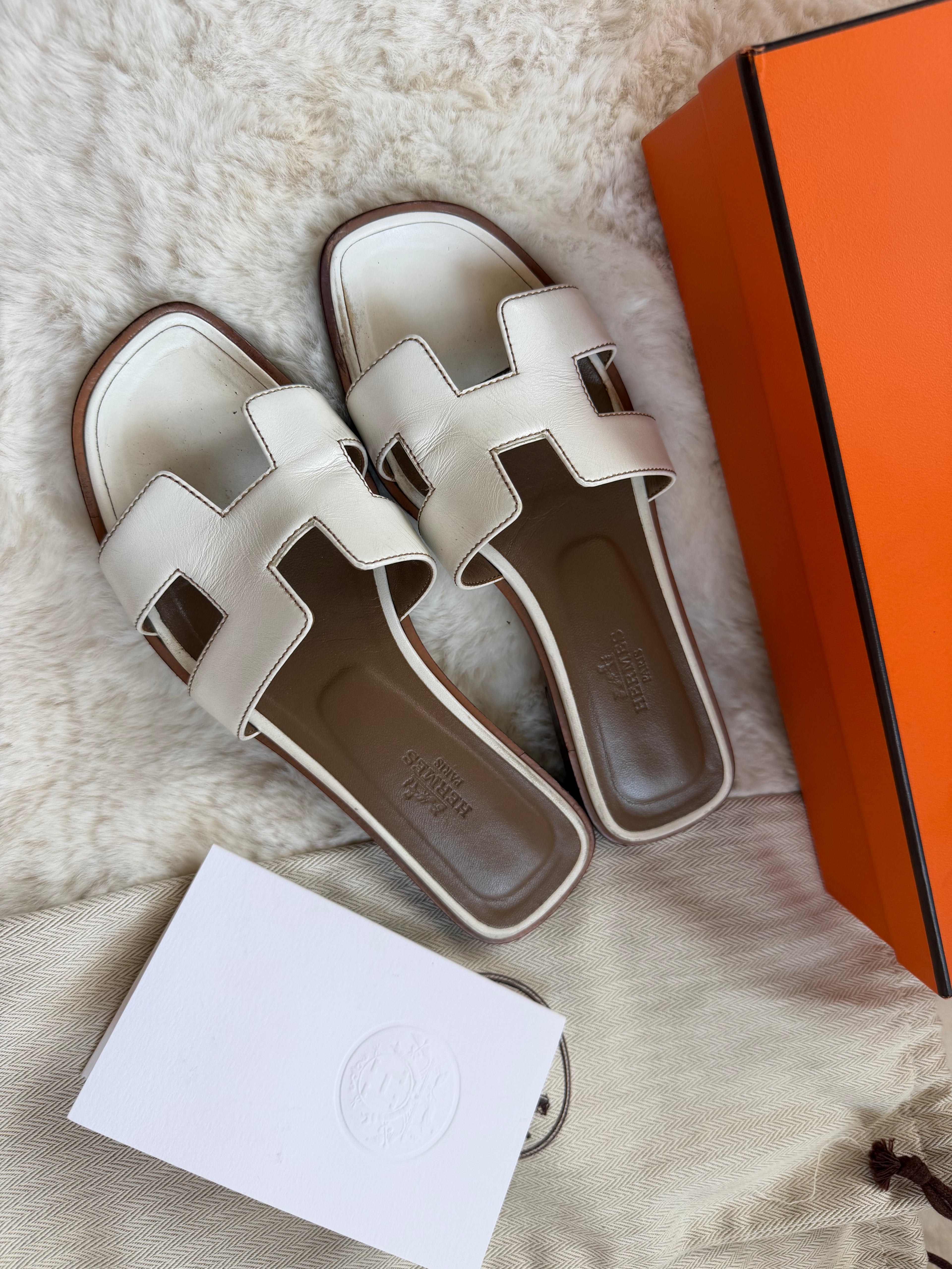 Hermès Oran Flat Sandals White Size 35.5 – Pre-Owned